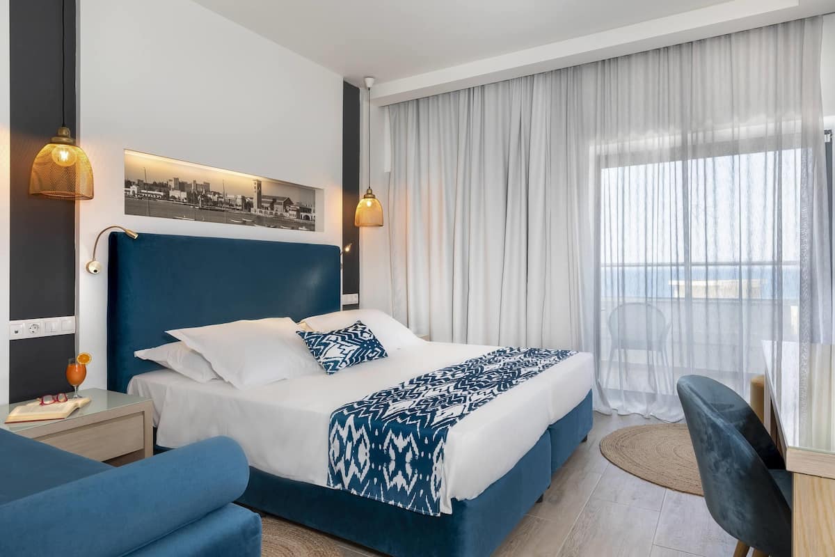 Premium bedding, in-room safe, desk, laptop workspace