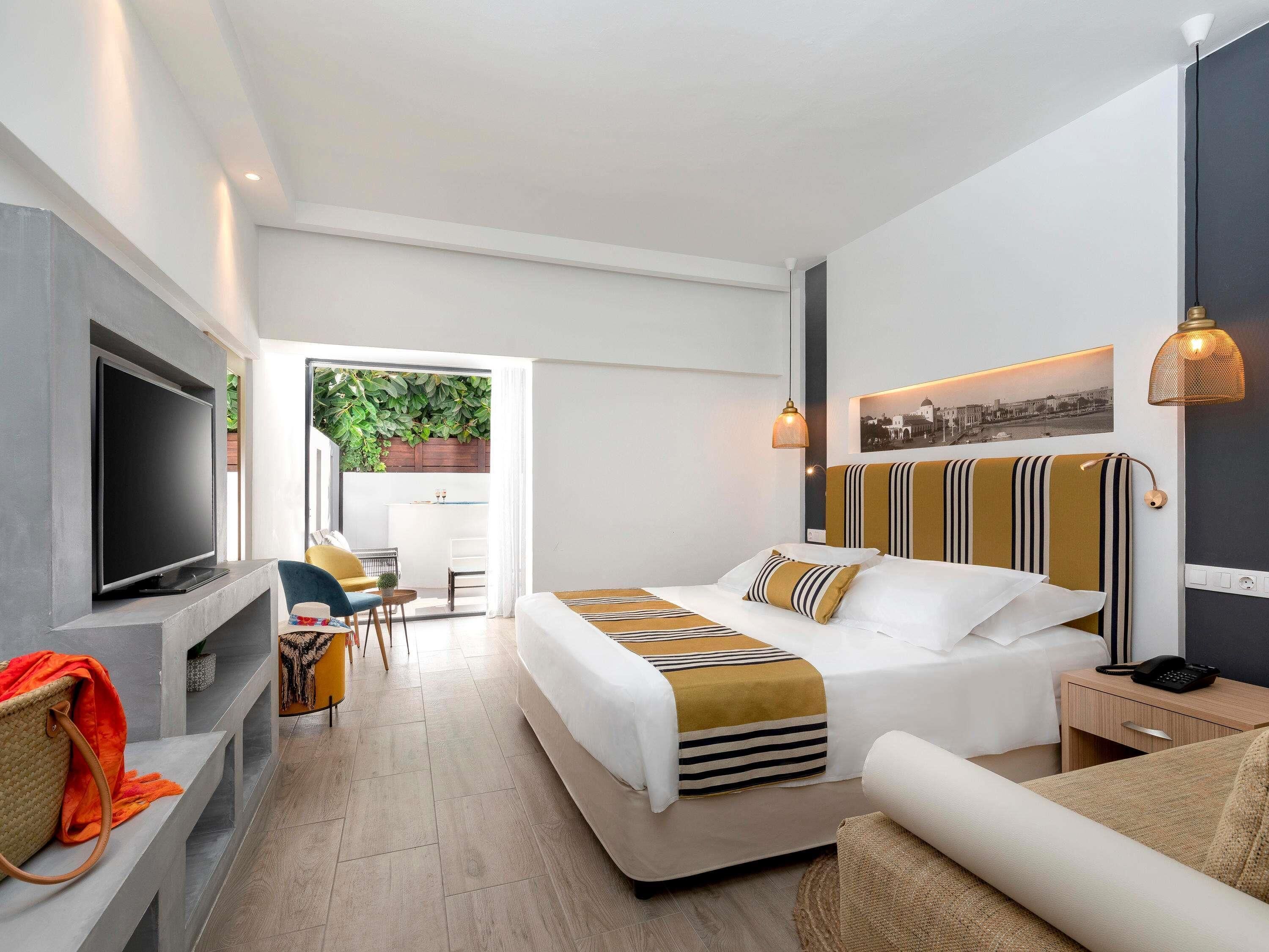 Ropa de cama de alta calidad y caja de seguridad en la habitación 
