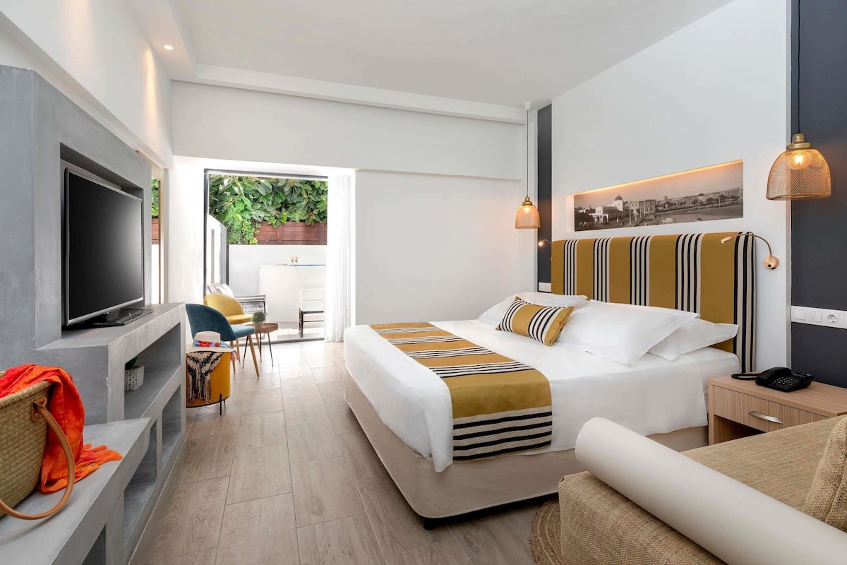 Junior suite, 1 kingsize bed met slaapbank, terras | Luxe beddengoed, een kluis op de kamer, een bureau, een laptopwerkplek