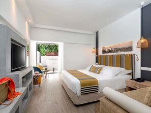 Ropa de cama de alta calidad y caja de seguridad en la habitación 
