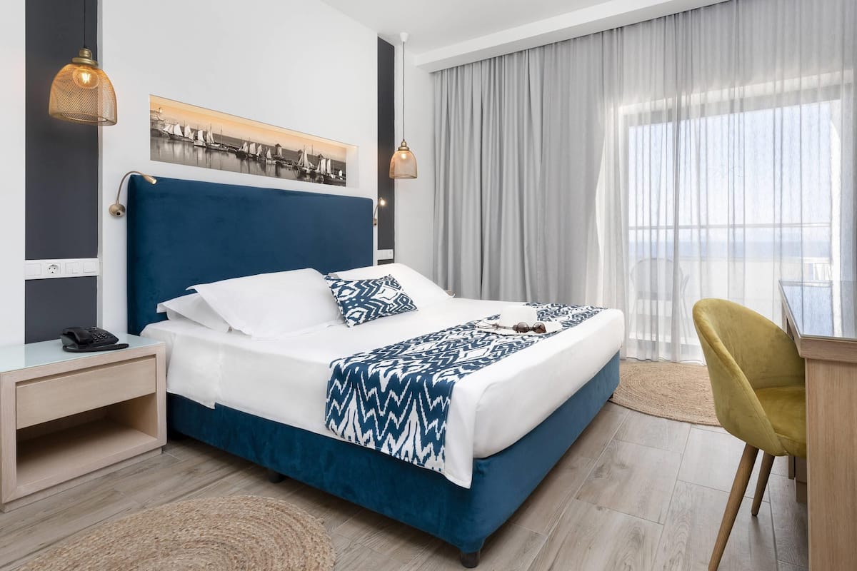 Privilege, Habitación, 1 cama de matrimonio grande, balcón, vistas al mar | Ropa de cama de alta calidad, caja fuerte, escritorio
