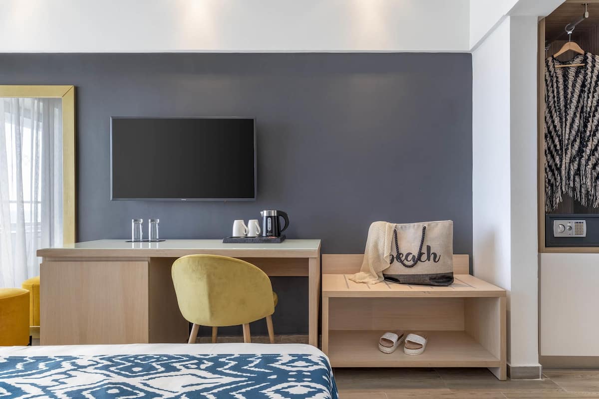 Premium bedding, in-room safe, desk, laptop workspace