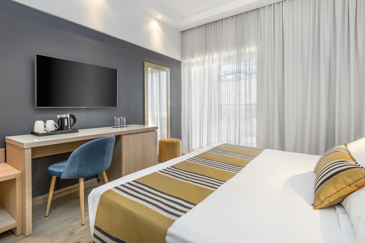 Luxe beddengoed, een kluis op de kamer, een bureau, een laptopwerkplek