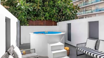 Junior suite, 1 kingsize bed met slaapbank, terras | Luxe beddengoed, een kluis op de kamer, een bureau, een laptopwerkplek