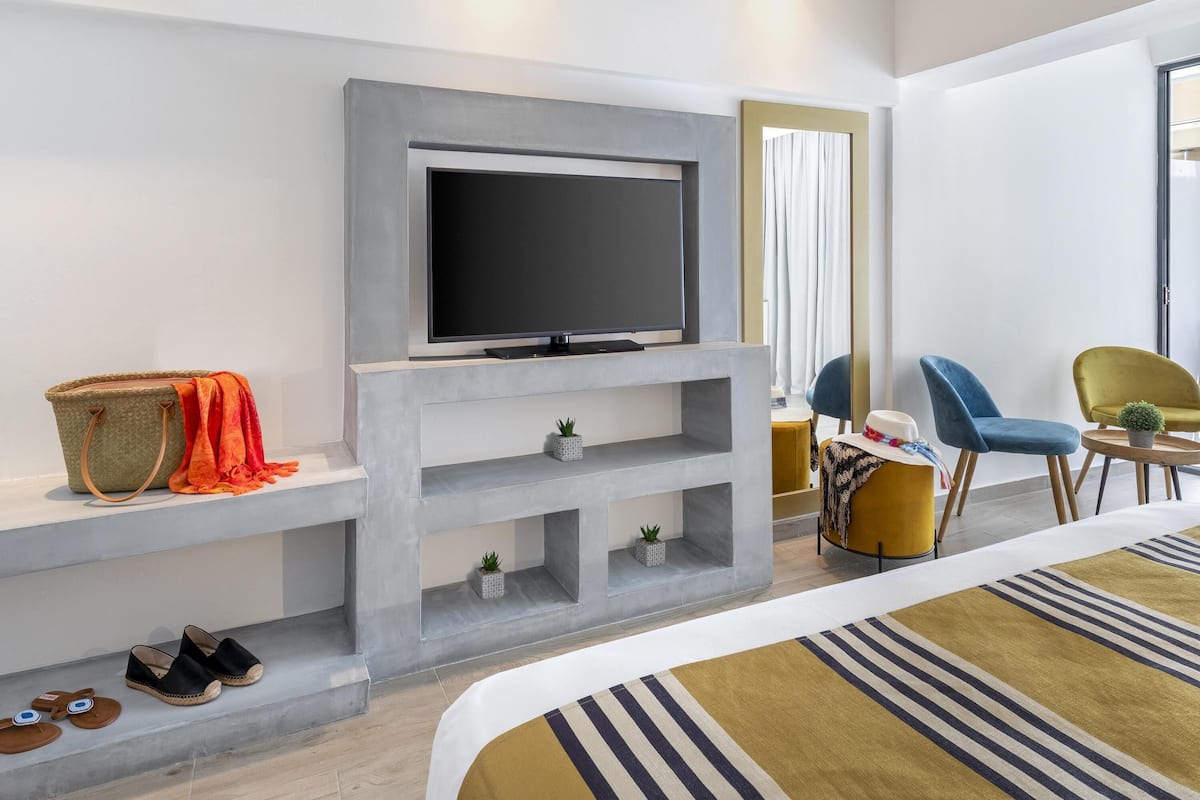 Junior-Suite, 1 King-Bett und Schlafsofa, Terrasse | Hochwertige Bettwaren, Zimmersafe, Schreibtisch