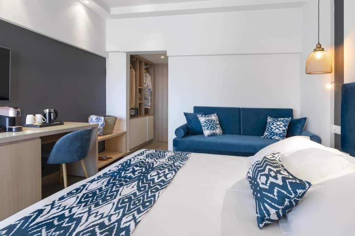 Premium bedding, in-room safe, desk, laptop workspace