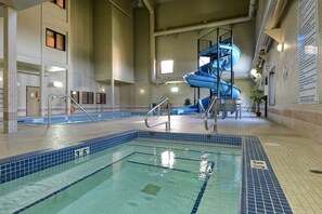 Piscine couverte, chaises longues