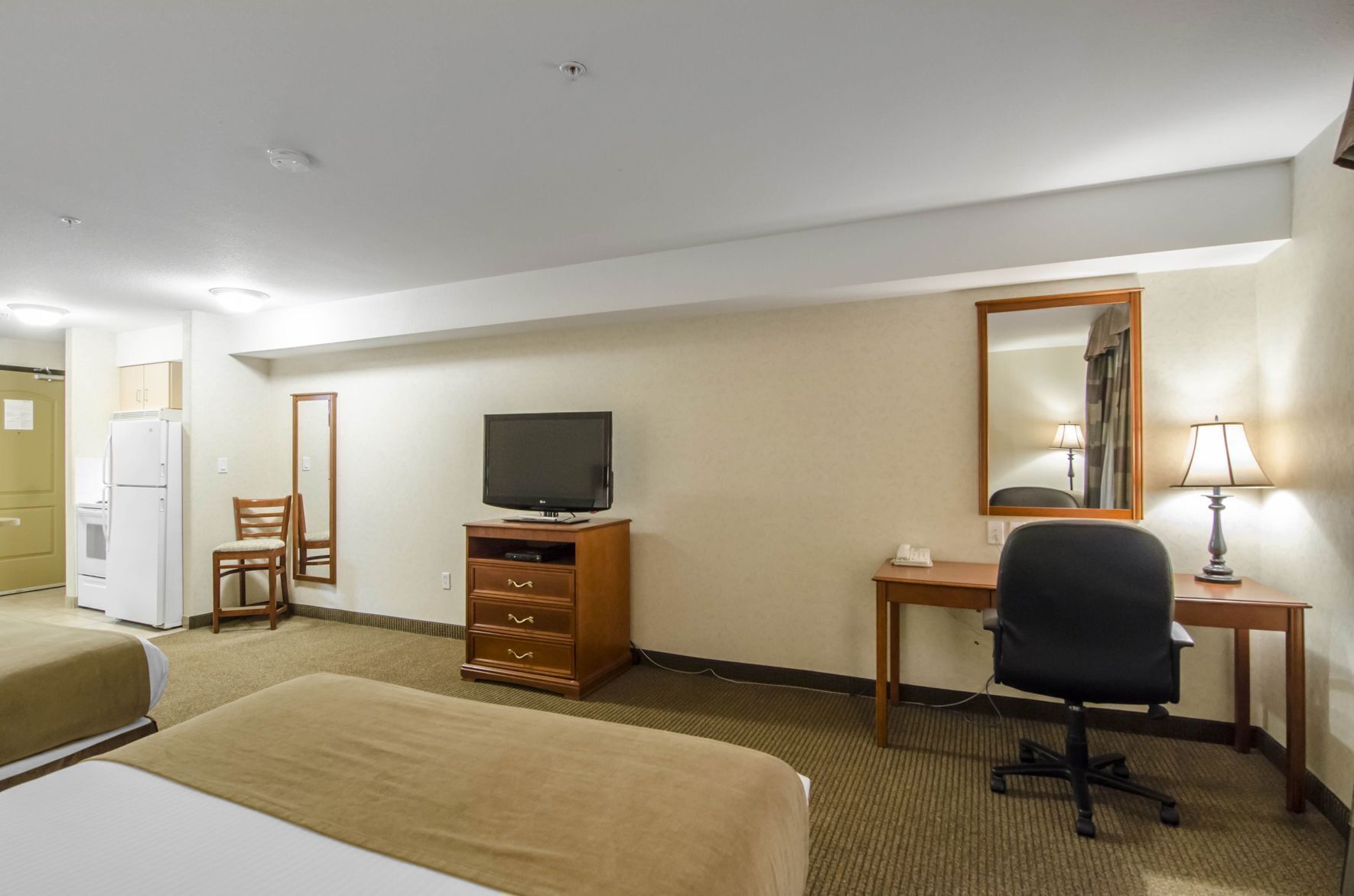 고급 침구, 객실 내 금고, 책상, 암막 커튼