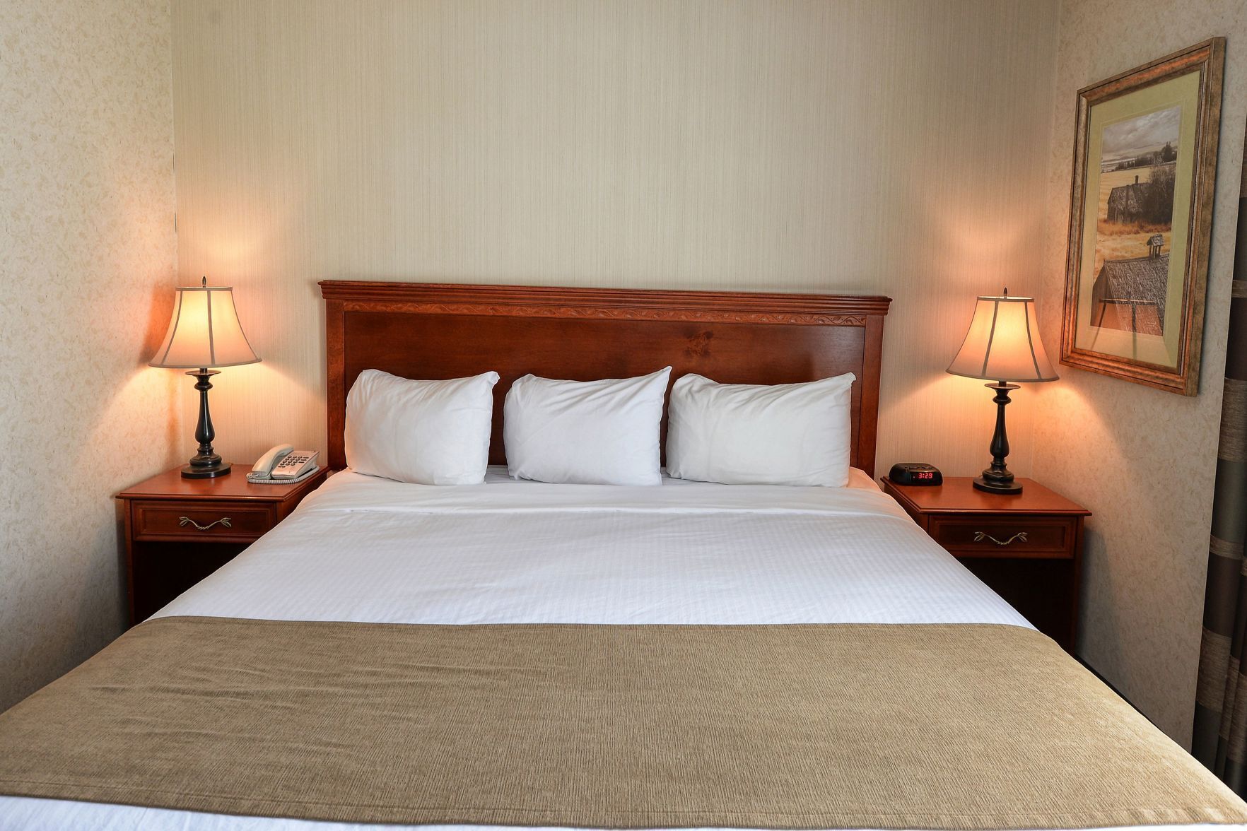 고급 침구, 객실 내 금고, 책상, 암막 커튼