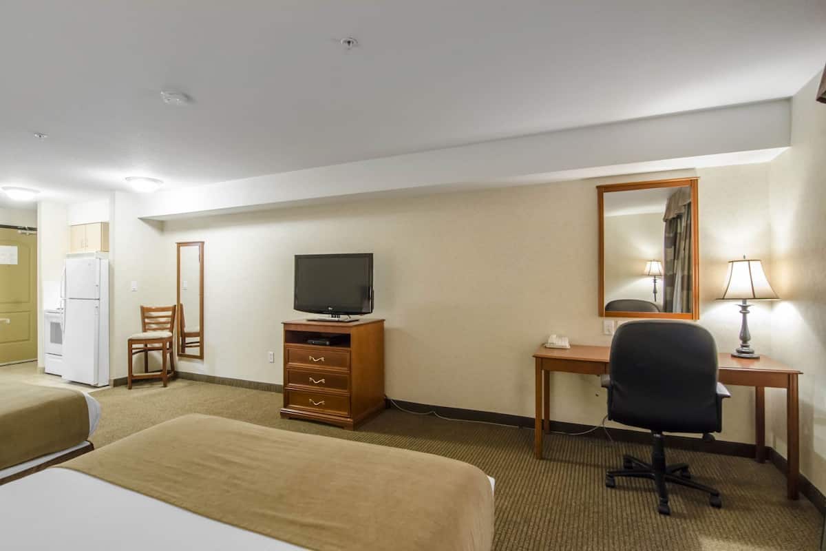 Hochwertige Bettwaren, Zimmersafe, Schreibtisch, Verdunkelungsvorhänge