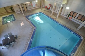 Piscina interna, espreguiçadeiras