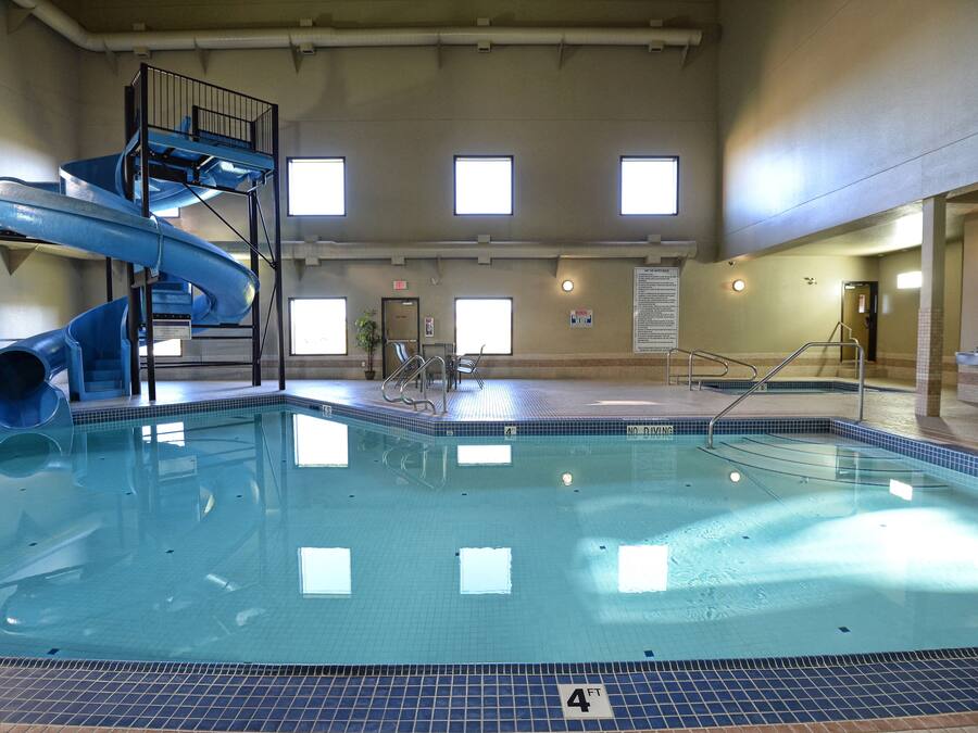 Innendørsbasseng og solsenger