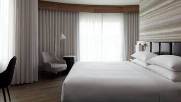 Habitación, 1 cama de matrimonio grande | Ropa de cama de alta calidad, caja fuerte, escritorio y cortinas opacas