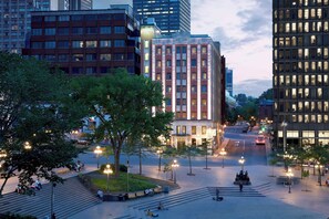 A city square with modern buildings, a central fountain, and a crosswalk. - Quebec City Marriott Downtown (Québec City)