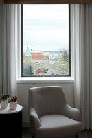 客房, 1 张特大床, 城市景观 | 高档床上用品、客房内保险箱、办公桌、遮光窗帘