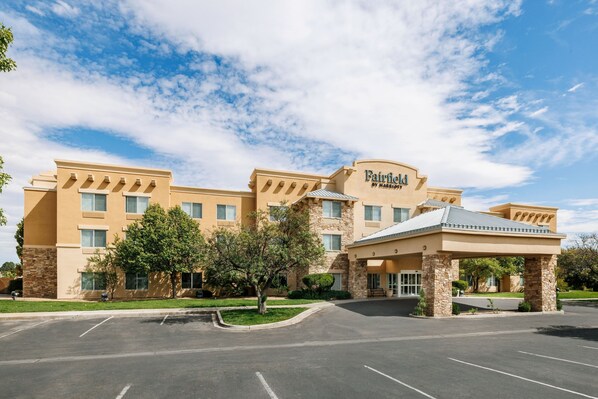 A hotel with a beige facade, a covered entrance, and a parking lot. - Fairfield by Marriott Inn & Suites Roswell (Roswell)