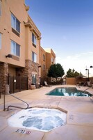Un hotel con piscina, jacuzzi y zona de estar al aire libre.
