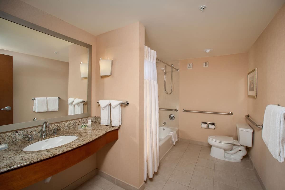 Baño | Tina con regadera, amenidades de baño gratuitas, secadora de cabello