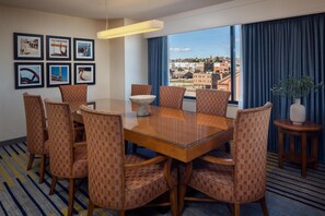 Hypo-allergenic bedding, desk, laptop workspace, blackout drapes - Hilton Garden Inn Portland Downtown Waterfront (Portland)