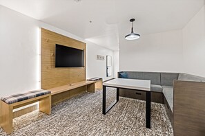 Deluxe-Zimmer | Wohnbereich | Fernseher