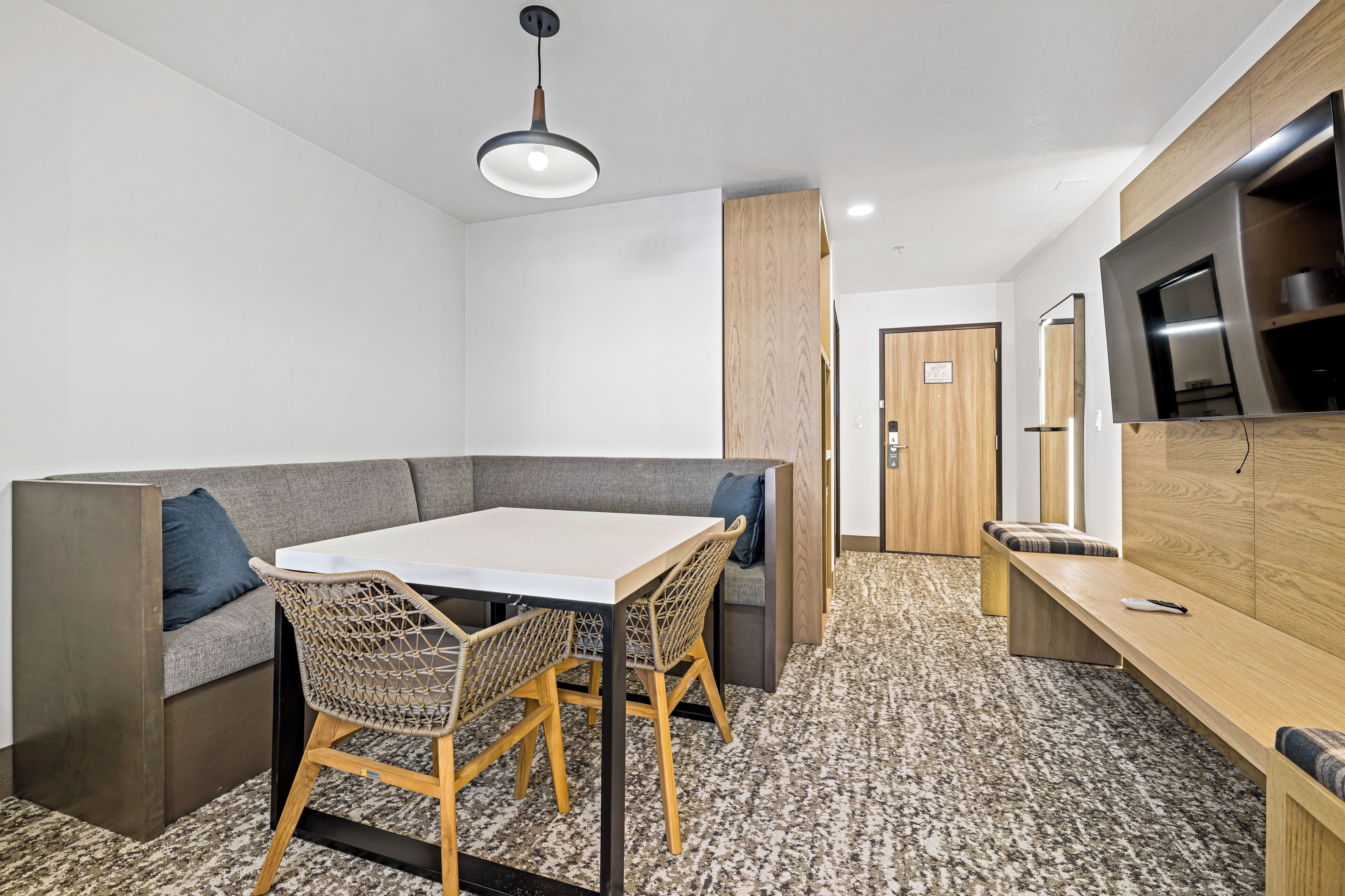 deluxe family suite | laptop workspace, iron/ironing board, free wifi, bed sheets