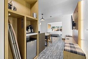 Laptop workspace, iron/ironing board, free WiFi, bed sheets