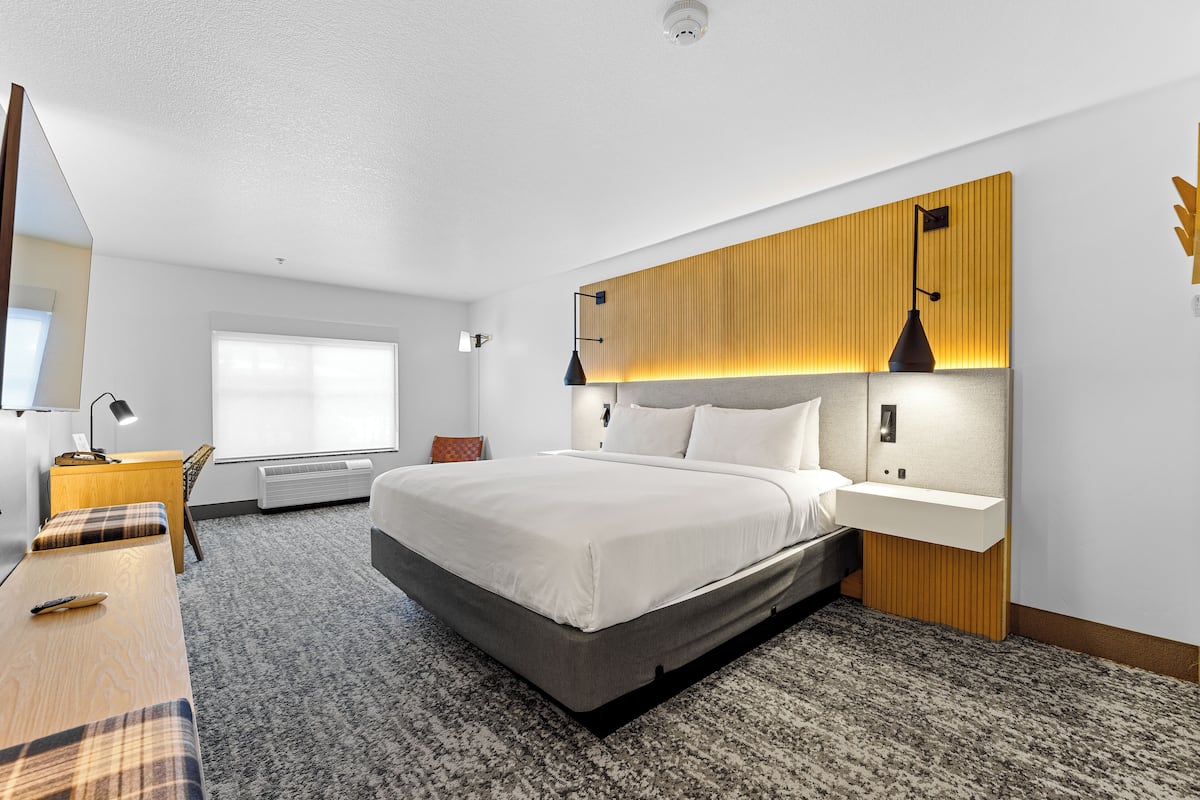 Standard King | Laptop workspace, iron/ironing board, free WiFi, bed sheets