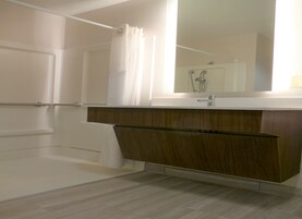 Bañera, secador de pelo y toallas