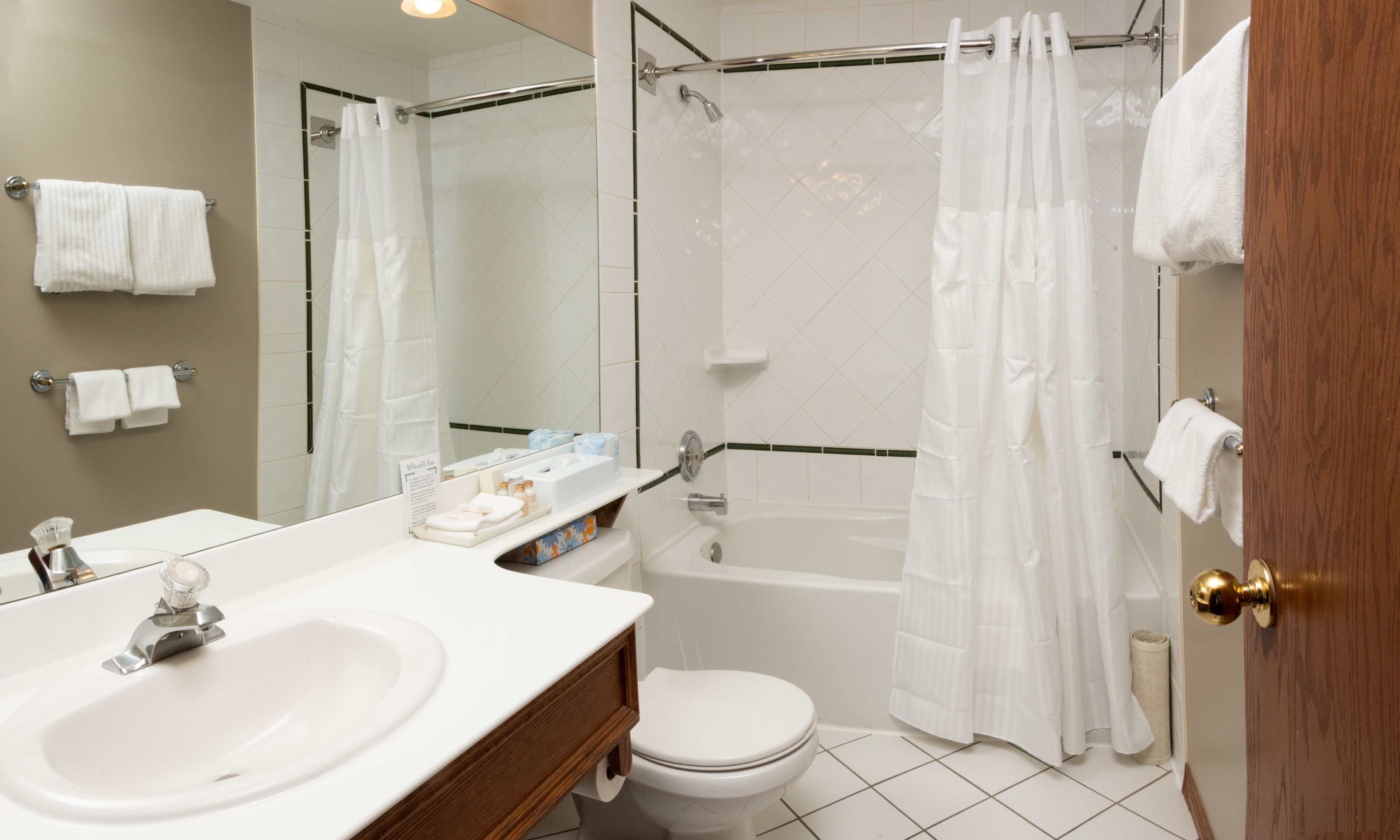 standard room, 1 queen bed | bathroom | combined shower/bathtub, free toiletries, hair dryer, towels