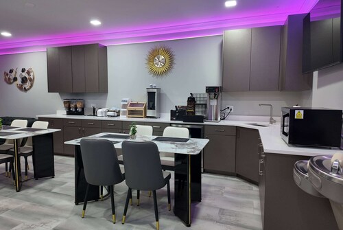 Super 8 by Wyndham Hampshire IL