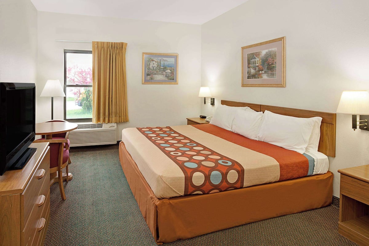 Suite estudio, 1 cama King size, para no fumadores | Escritorio, tabla de planchar con plancha y cunas gratuitas