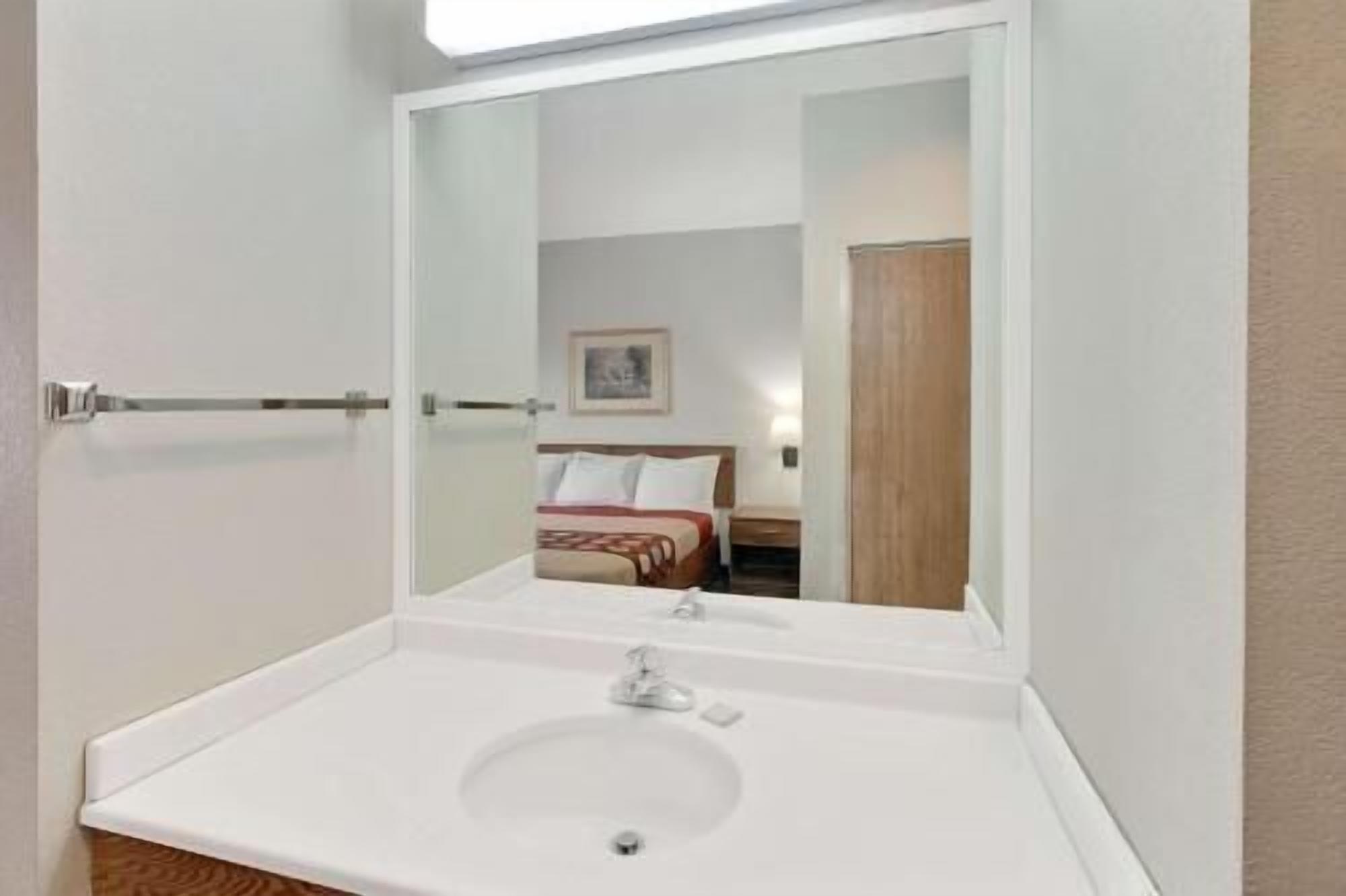 Bathroom | Combined shower/tub, free toiletries, hair dryer, bidet
