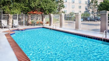 Piscina externa sazonal, funciona das 13h às 20h, guarda-sóis
