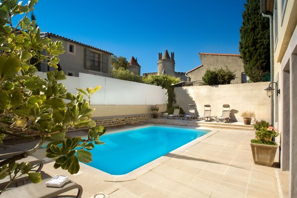 Piscine extérieure, chaises longues