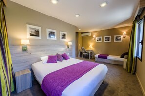Dreibettzimmer | Schreibtisch, schallisolierte Zimmer, Bügeleisen/Bügelbrett