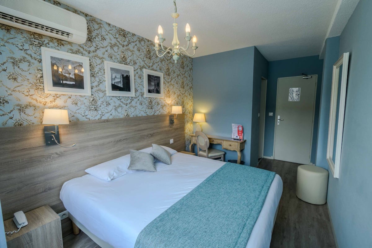 Standard Double Room | Desk, soundproofing, iron/ironing board (on request), free WiFi