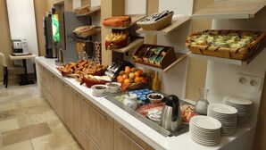 Buffet com diversos alimentos e acompanhamentos.