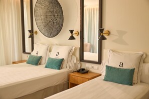 Quarto triplo superior, terraço, vista para o mar | Roupas de cama premium, frigobar, cofres nos quartos