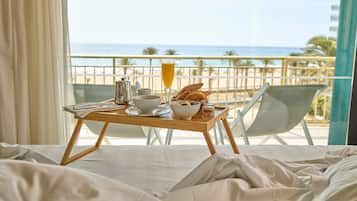 Superior tweepersoonskamer, terras, uitzicht op zee | Luxe beddengoed, een minibar, een kluis op de kamer