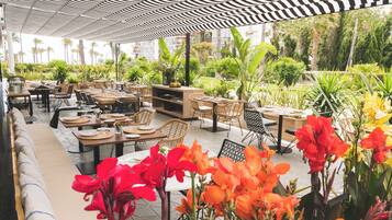 Se sirven desayunos, comidas y cocina mediterránea con vista a la playa