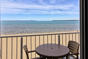 Privat strand, solstolar, parasoller och strandhanddukar