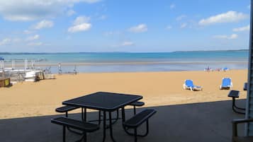 Plage privée, chaises longues, parasols, serviettes de plage