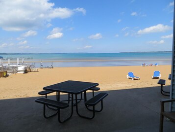 Plage privée, chaises longues, parasols, serviettes de plage