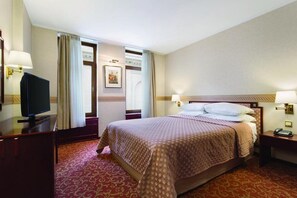 Pengeskab på værelset, skrivebord, lydisolering, strygejern/strygebræt