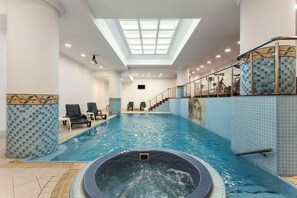 Una piscina cubierta, una piscina al aire libre