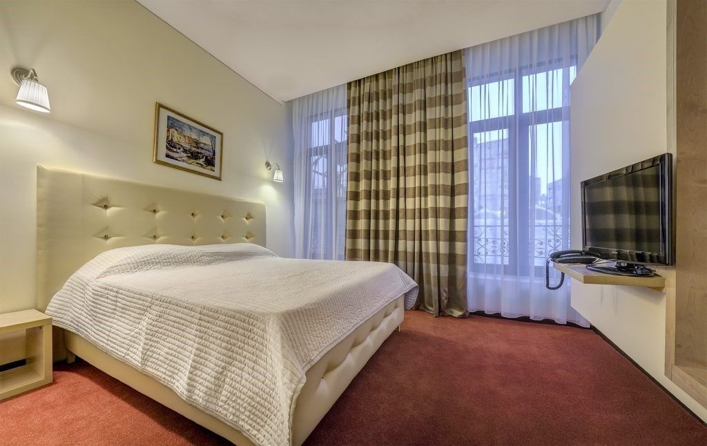 superior double room, 1 bedroom, city view | minibar, in-room safe, desk, soundproofing