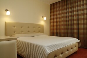 ميني بار وخزنة داخل الغرفة ومكتب وتجهيزات عازلة للصوت