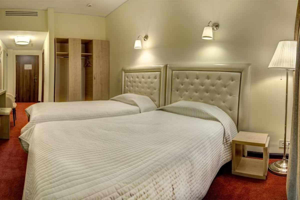 ميني بار وخزنة داخل الغرفة ومكتب وتجهيزات عازلة للصوت