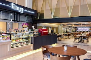 Déjeuner et dîner servis sur place, spécialités Cuisine locale