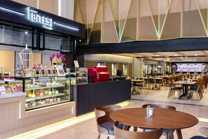 Melayani makan siang dan makan malam dengan sajian masakan lokal